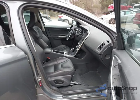 2017 Volvo Xc60 T6 Dynamic z USA, uszkodzony, nr VIN YV449MRR9H2196968